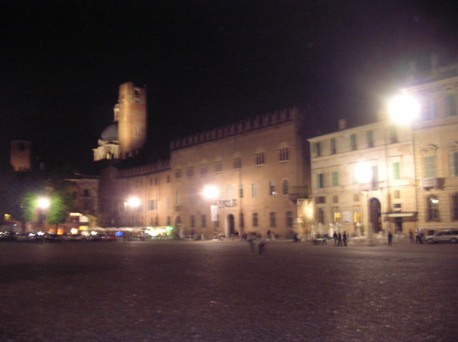 Mantova - Piazza Sordello di notte